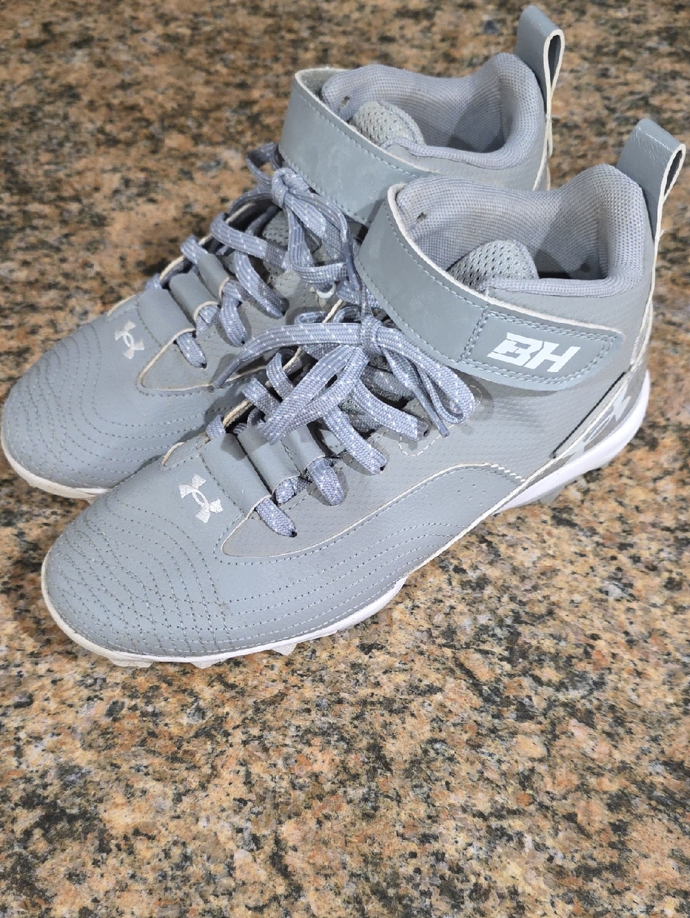 Under Armour Light Gray Baseball Cleats Size 5Y